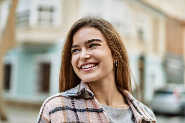 Joven Mujer Rubia Sonriendo Confiada Calle — Foto de Stock