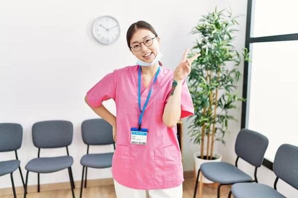 Joven Enfermera Asiática Sala Espera Médica Sonriendo Mirando Cámara Mostrando —  Fotos de Stock