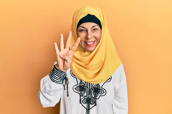Middle Age Hispanic Woman Wearing Traditional Islamic Hijab Scarf Showing — Stock Photo, Image