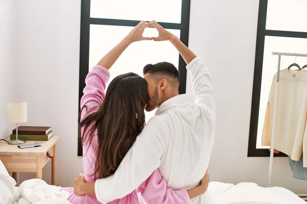 Joven Pareja Hispana Haciendo Símbolo Del Corazón Con Las Manos — Foto de Stock