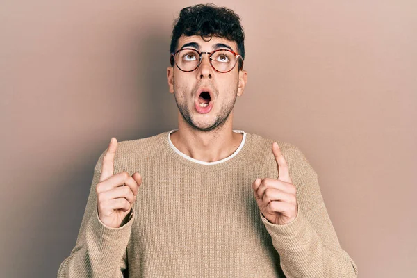 Gündelik Giysiler Gözlük Takan Genç Spanyol Adam Şaşırmış Şaşırmış Bir — Stok fotoğraf