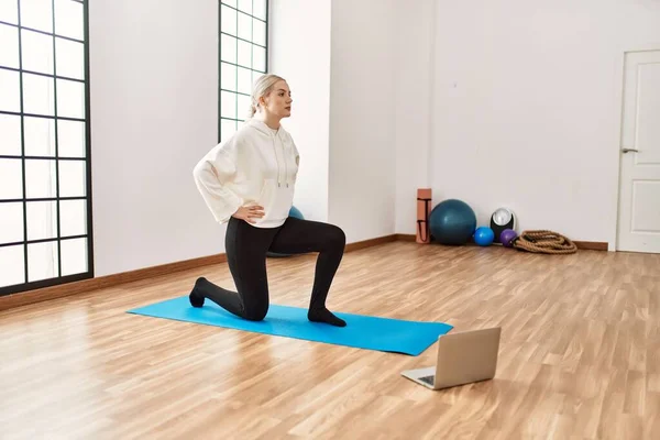 Joven Chica Rubia Concentrada Teniendo Clase Yoga Línea Usando Portátil —  Fotos de Stock