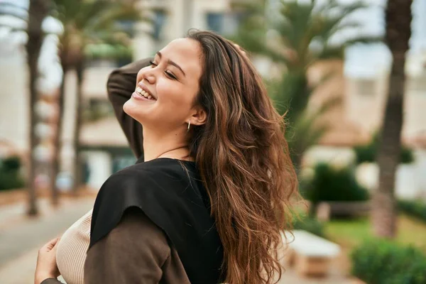 Joven Mujer Hispana Sonriendo Feliz Pie Ciudad — Foto de Stock