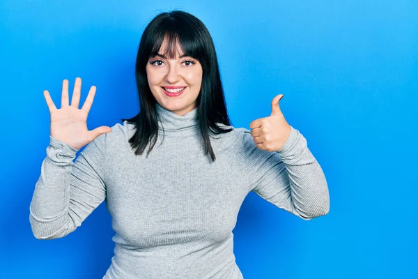 Junge Hispanische Frau Lässiger Kleidung Zeigt Mit Finger Nummer Sechs — Stockfoto