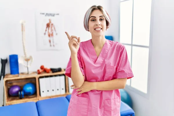 Jeune Infirmière Femme Travaillant Clinique Récupération Douleur Souriant Heureux Pointant — Photo