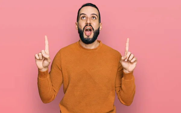 Hombre Joven Con Barba Vistiendo Suéter Casual Invierno Asombrado Sorprendido — Foto de Stock