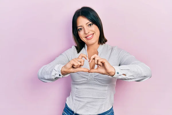 Mladá Hispánka Neformálním Oblečení Usmívající Lásce Dělá Rukou Symbol Srdce — Stock fotografie