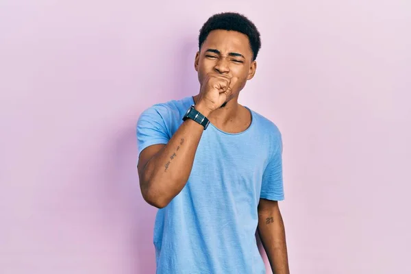 Hombre Afroamericano Joven Con Camiseta Azul Casual Sintiéndose Mal Tosiendo —  Fotos de Stock