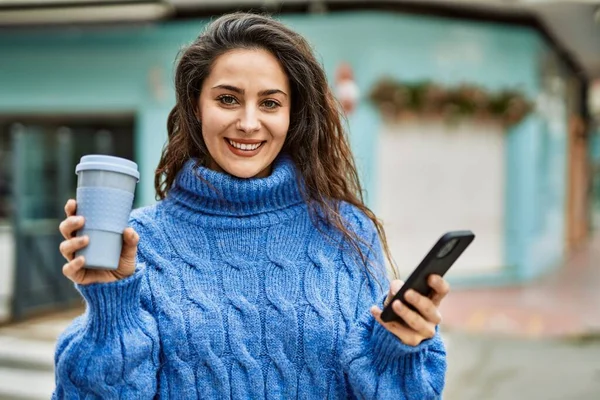 Jovem Hispânica Usando Smartphone Bebendo Café Cidade — Fotografia de Stock