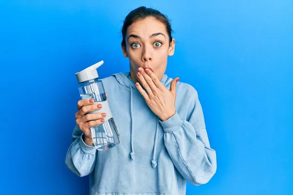 Junge Kaukasische Blonde Frau Die Eine Flasche Wasser Trinkt Den — Stockfoto