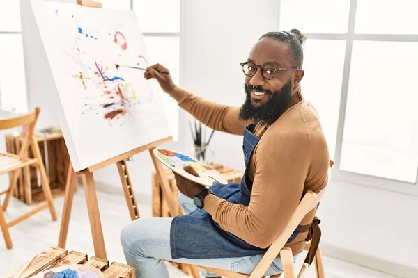 若いアフリカ系アメリカ人の芸術家が絵を描くのを笑顔で — ストック写真