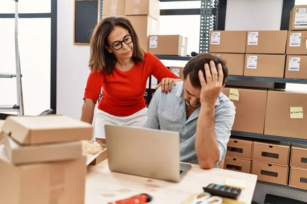 Mann Und Frau Mittleren Alters Haben Stress Bei Der Arbeit — Stockfoto