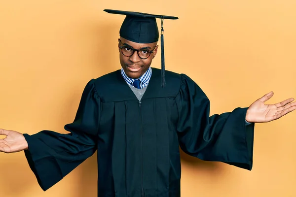 Νεαρός Αφροαμερικάνος Καπέλο Αποφοίτησης Και Ρόμπα Τελετής Ανίδεος Και Μπερδεμένη — Φωτογραφία Αρχείου