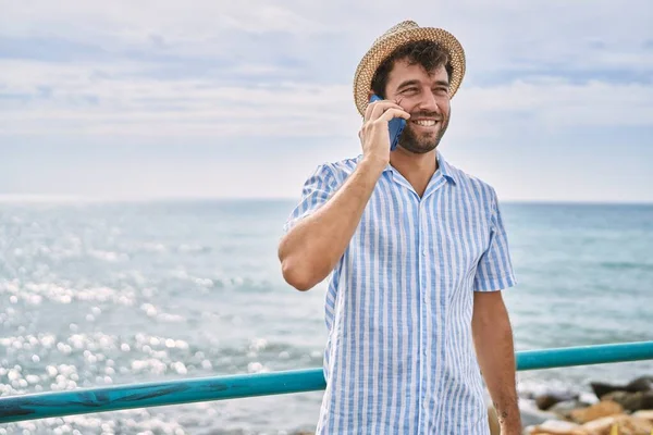 Молодий Іспаномовний Чоловік Посміхається Щасливим Розмовляти Смартфоні Пляжі — стокове фото