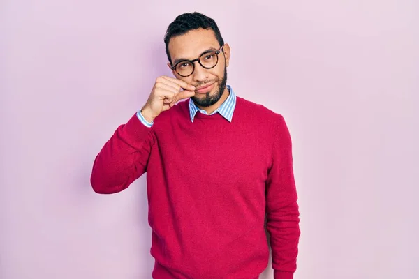 Hispanic Man Beard Wearing Business Shirt Glasses Mouth Lips Shut — Stockfoto