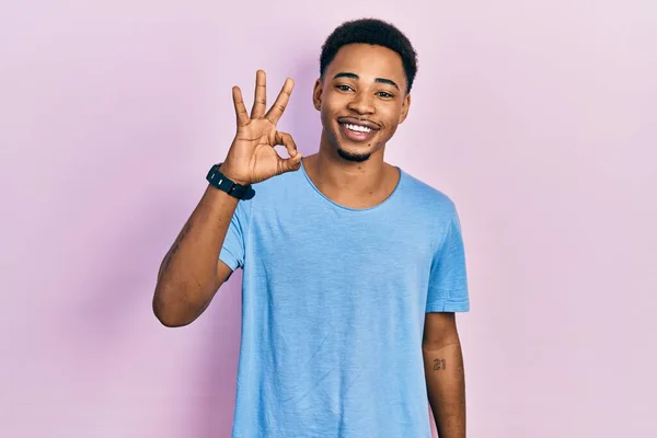 Joven Hombre Afroamericano Vistiendo Casual Camiseta Azul Sonriendo Positiva Haciendo —  Fotos de Stock