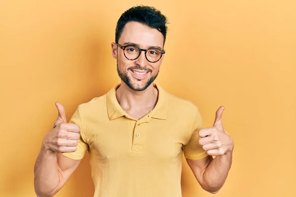 Ung Latinamerikan Man Bär Casual Kläder Och Glasögon Framgång Tecken — Stockfoto