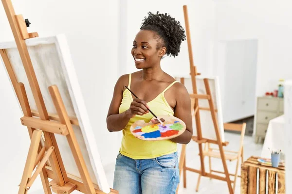 若いアフリカ系アメリカ人のアーティストの女性が笑顔で絵を描く — ストック写真