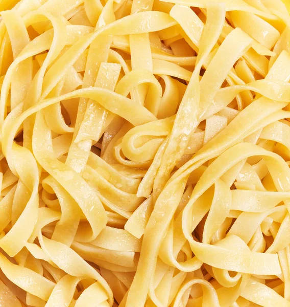 Stelletje Italiaanse Tagliatelle Pasta Gele Achtergrond — Stockfoto