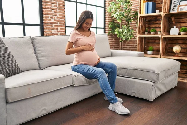 Mujer Latina Joven Embarazada Sonriendo Confiada Sentada Sofá Casa —  Fotos de Stock