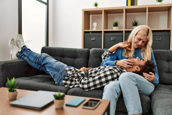 Young Couple Smling Happy Sitting Sofa Home — Stock Photo, Image