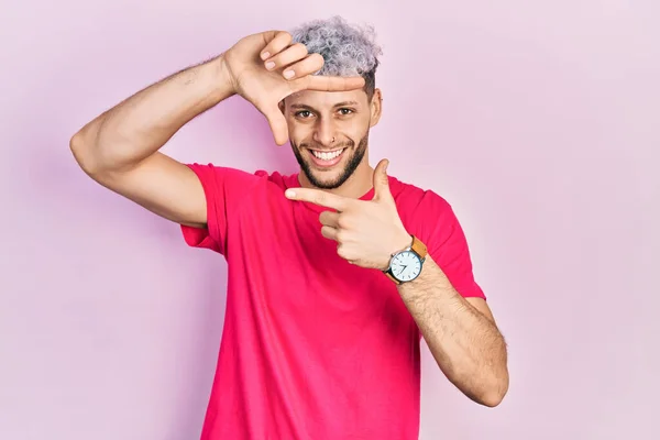 Young Hispanic Man Modern Dyed Hair Wearing Casual Pink Shirt — Stok Foto