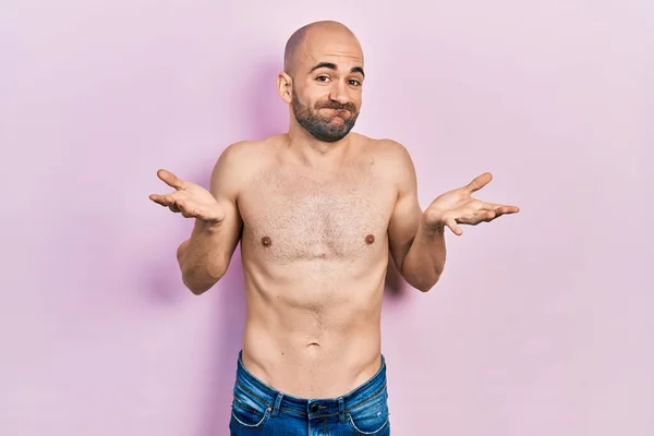 Junger Glatzköpfiger Mann Der Ratlos Und Verwirrt Mit Erhobenen Armen — Stockfoto