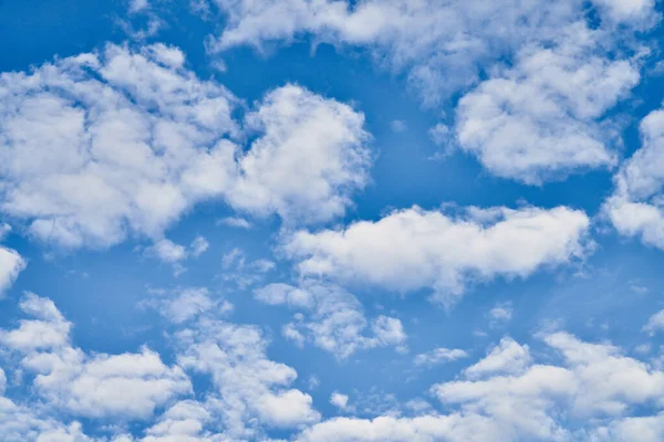 Ciel Bleu Béatifique Avec Des Nuages Par Une Journée Ensoleillée — Photo