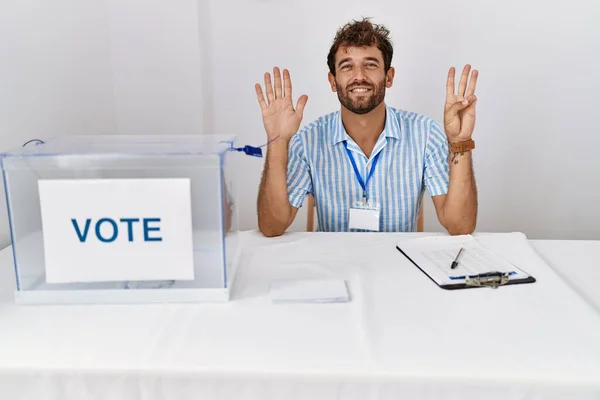 Ung Stilig Man Vid Politiska Val Sitter Genom Omröstning Visar — Stockfoto