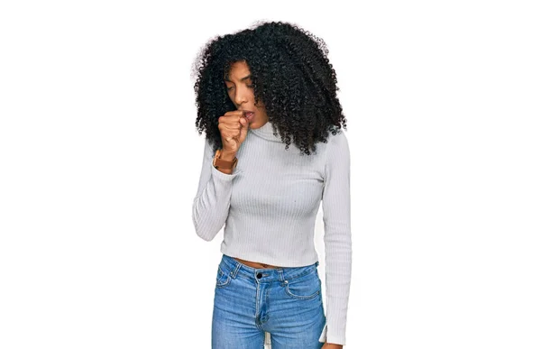 Mladá Afroameričanka Neformálním Oblečení Necítí Dobře Kašle Jako Příznak Nachlazení — Stock fotografie