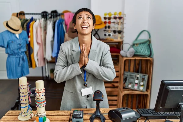 Perakende Mağazasında Yönetici Olarak Çalışan Kısa Saçlı Spanyol Bir Kadın — Stok fotoğraf