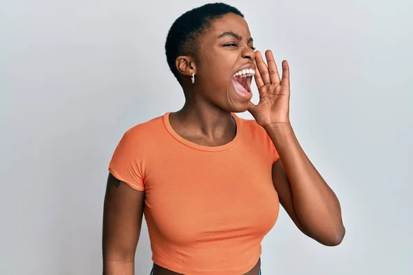 Young African American Woman Wearing Casual Orange Shirt Shouting Screaming — Foto de Stock