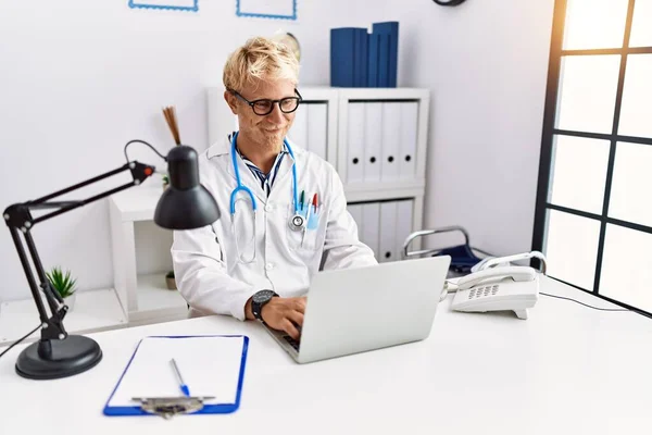 Jeune Homme Caucasien Portant Uniforme Médecin Travaillant Clinique — Photo