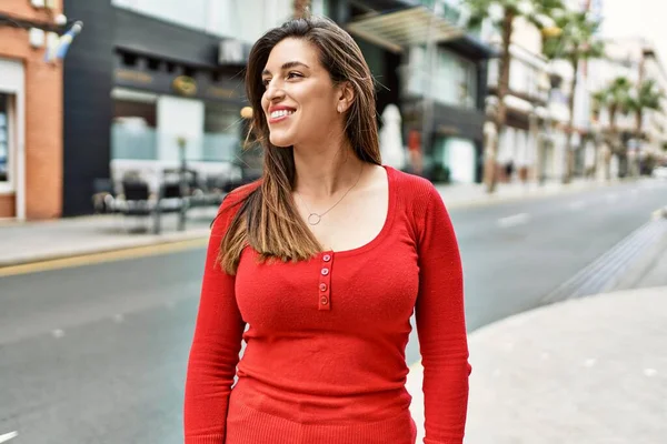 Menina Hispânica Jovem Sorrindo Feliz Cidade — Fotografia de Stock