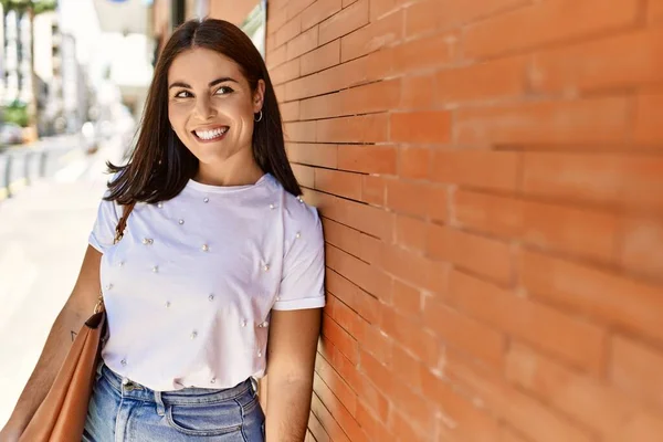 Joven Chica Hispana Sonriendo Feliz Pie Ciudad —  Fotos de Stock