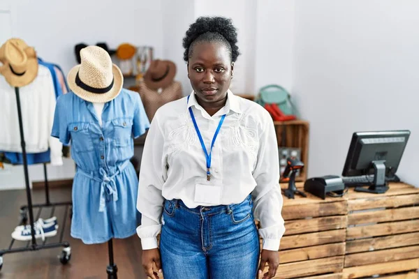 Νεαρή Αφρικανή Που Εργάζεται Διευθύντρια Μπουτίκ Λιανικής Χαλαρή Σοβαρή Έκφραση — Φωτογραφία Αρχείου