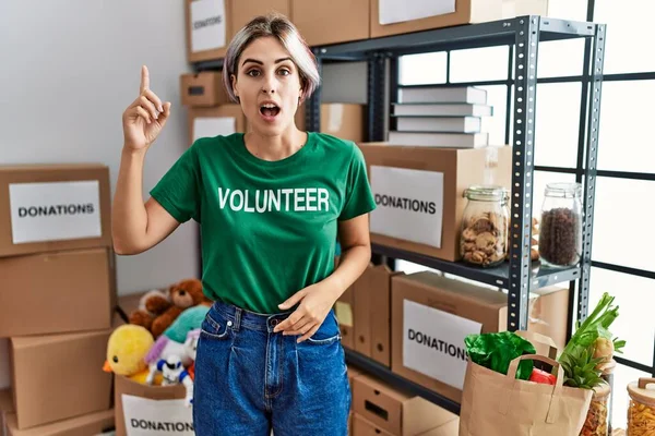 Jovem Mulher Bonita Vestindo Shirt Voluntária Doações Ficar Apontando Dedo — Fotografia de Stock
