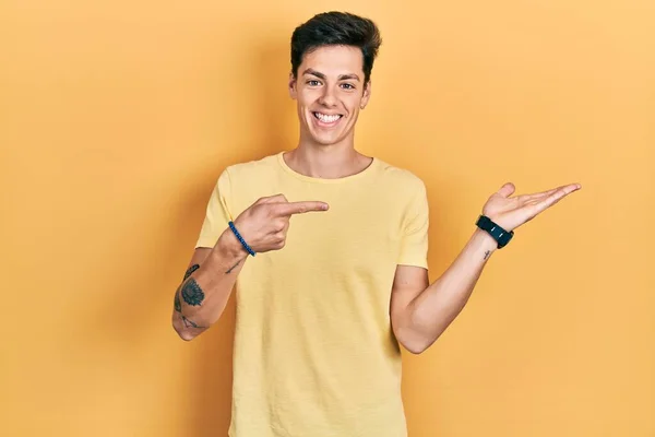 Νεαρός Ισπανός Άνδρας Φορώντας Casual Κίτρινο Shirt Κατάπληκτος Και Χαμογελώντας — Φωτογραφία Αρχείου