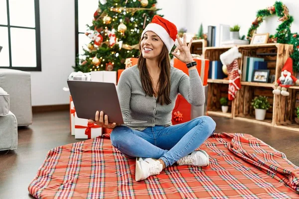 Mladá Latinská Žena Která Používá Notebook Sedí Vánočního Stromku Usmívá — Stock fotografie