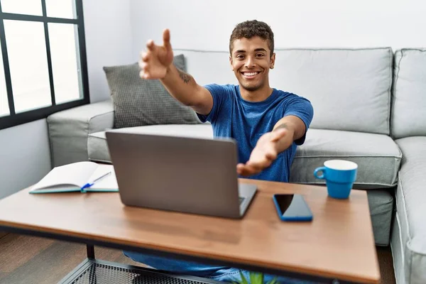 Joven Hombre Hispano Guapo Usando Portátil Sentado Suelo Mirando Cámara —  Fotos de Stock