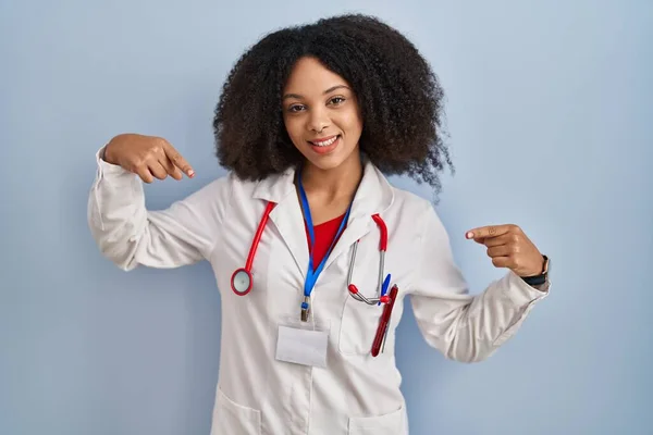 Junge Afrikanisch Amerikanische Frau Arztuniform Und Stethoskop Sieht Selbstbewusst Mit — Stockfoto