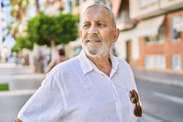 Senior Man Ler Säker Gatan — Stockfoto