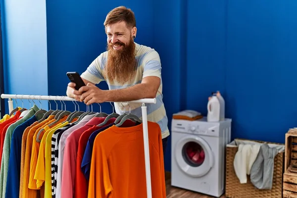 Jonge Roodharige Man Lacht Vol Vertrouwen Met Behulp Van Smartphone — Stockfoto