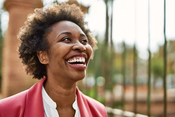 Mooie Business Afrikaanse Amerikaanse Vrouw Met Afro Haar Glimlachen Gelukkig — Stockfoto