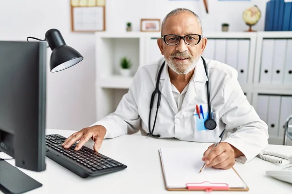 Klinikte Çalışan Yaşlı Gri Saçlı Doktor Üniforması Giyen Bir Adam — Stok fotoğraf