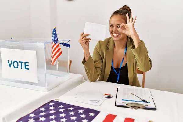 Vacker Latinamerikansk Kvinna Som Håller Rösta Kuvert Valurnan Gör Tecken — Stockfoto