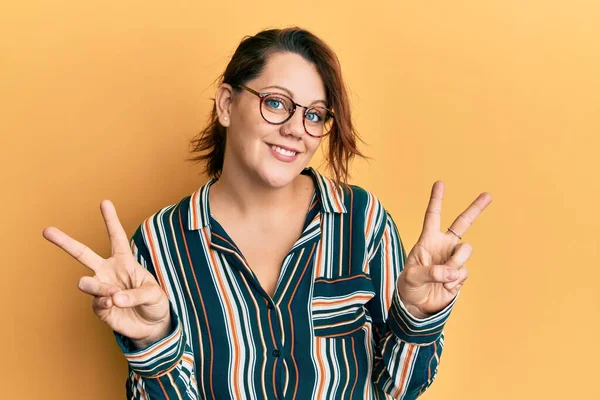 Mujer Caucásica Joven Con Ropa Casual Gafas Sonriendo Mirando Cámara — Foto de Stock