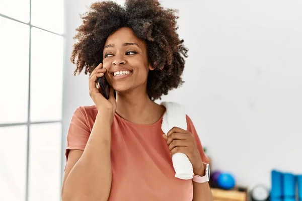 Young African American Woman Smiling Confident Talking Smartphone Sport Center — Stockfoto