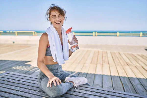 Young Caucasian Woman Wearing Sportswear Holding Water Bottle Seaside — Stock Photo, Image