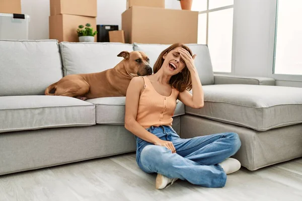 Young Caucasian Girl Wearing Casual Clothes Sitting Floor Dog Home — Stockfoto